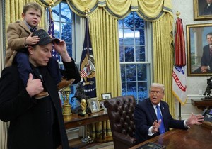 Ilon Mask sa sinom u kancelariji predsednika SAD Donalda Trampa | Foto: REUTERS/Kevin Lamarque