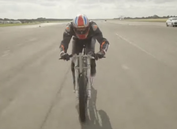 KAKAV SVETSKI REKORD Biciklista razvio NEVEROVATNU brzinu, skoro TRISTA NA  SAT! /VIDEO/