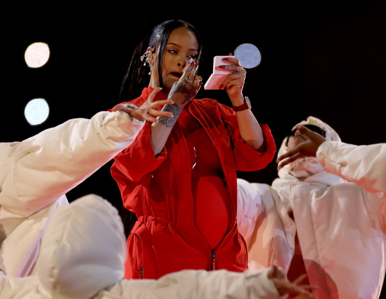 Rihanna reklamuje puder własnej firmy podczas Super Bowl 2023