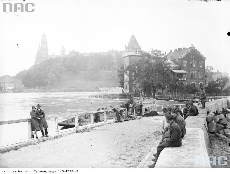 Widok wezbranej Wisły z mostu Dębnickiego. Widoczna Willa Rożnowskich, Kraków 1925 r.