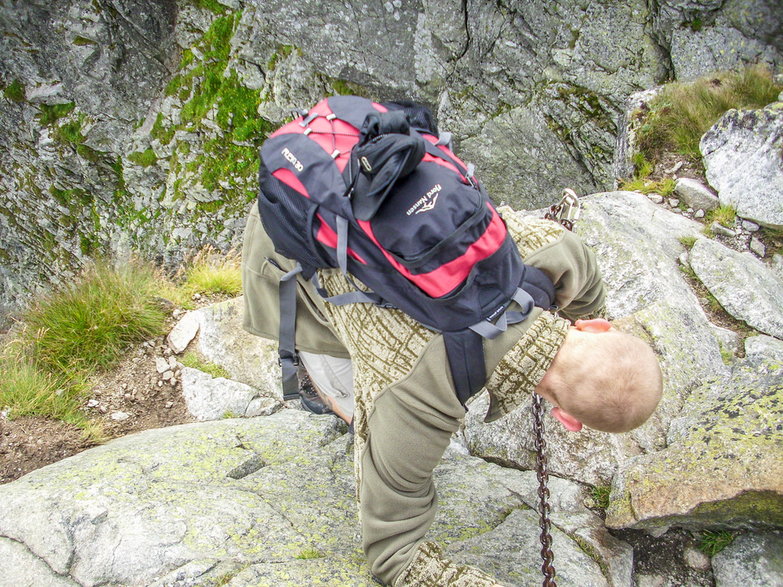 Niewielki plecak wystarczy na jeden dzień. Orla Perć, Tatry