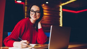 Teraz specjaliści wybierają freelancing w miejsce etatu. Czy taka forma zarobkowania jest naprawdę korzystna i dla kogo