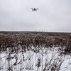 Ukrajinski izviđački dron na polju punom optičkih kablova za dronove na Sumskom frontu