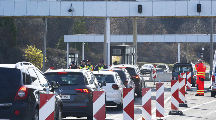 Határellenőrzés csütörtökön a soproni határátkelőnél: a Magyarországra beutazókat ellenőrzik a koronavírus-járvány terjedésének veszélye miatt / Fotó: .MTI/Filep István