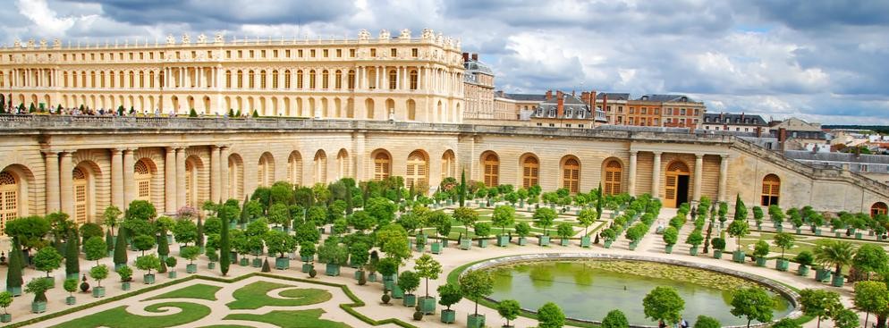 <strong>Pałac w Wersalu</strong>
<br></br>
Monumentalny, majestatyczny, pełen przepychu i luksusu. Podmiejski kompleks pałacowo-parkowy jest symbolem tego, czym były czasy panowania we Francji dynastii Walezjuszów i Burbonów. 
<br></br>
Oficjalną rezydencję króla Francji projektowali i budowali najlepsi architekci (Louis Le Vau i Jules Hardouin-Mansart). Wnętrza projektował Charles Le Brun, a ogrody - André Le Nôtre. Cały kompleks powstał z myślą o podkreśleniu potęgi Ludwika XIV, największego władcy XVII-wiecznej Europy.