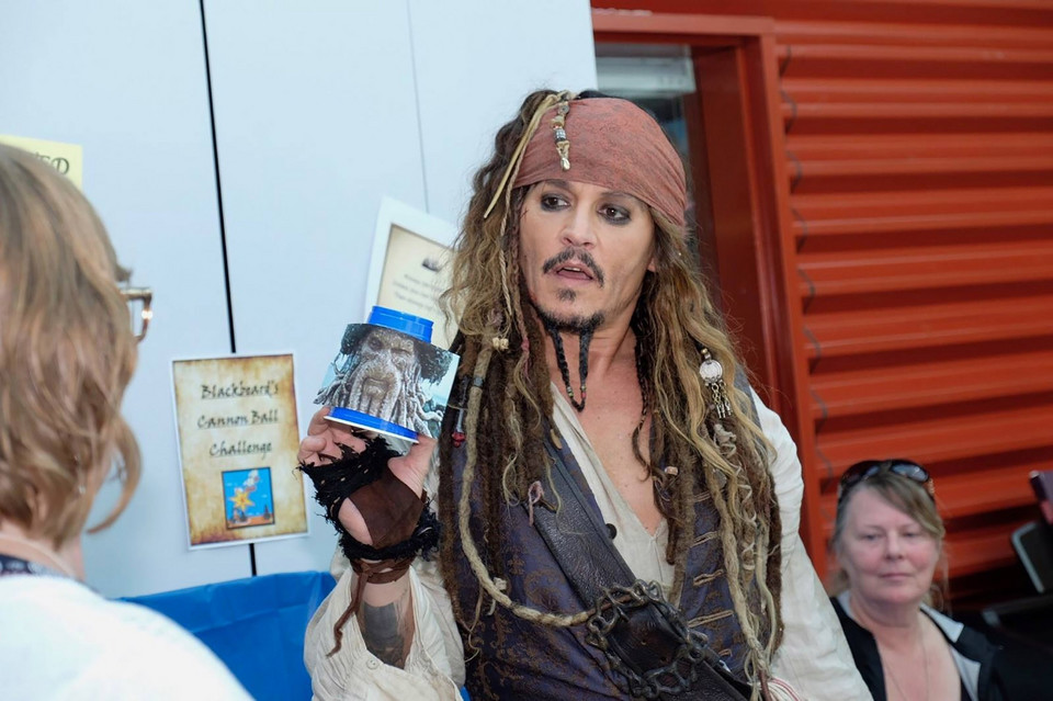 Johnny Depp jako Jack Sparrow w szpitalu