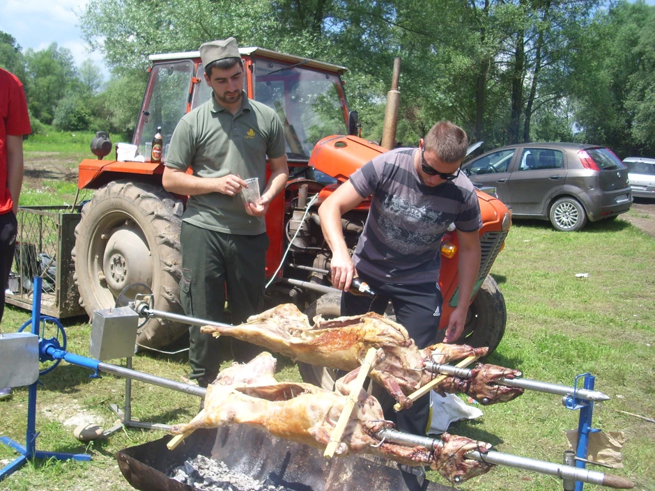 Milan Denčić i Nemanja Davidović kraj ražnja
