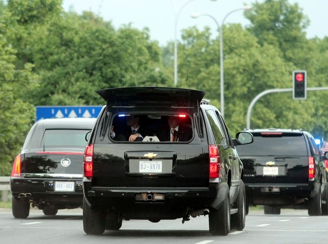 Agenci ochrony pilnują konwoju z prezydentem