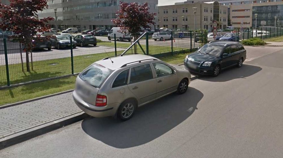 Samochody zaparkowane na chodniku w Warszawie tam, gdzie można było legalnie pozostawić je na pasie ruchu na postój Źródło: Google Maps