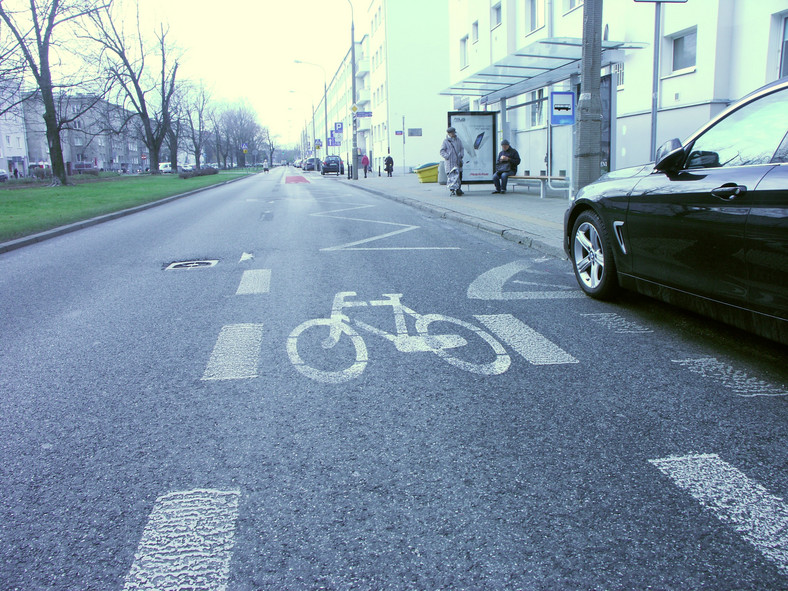 Pas dla rowerów… z przeszkodami dla samochodów