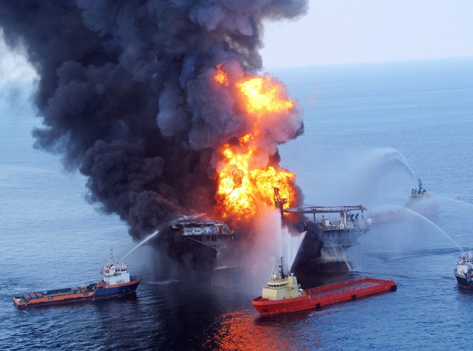 Na zdjęciu udostępnionym 22 kwietnia 2010 przez amerykańską straż przybrzeżną widać pożar na platformie wiertniczej Deepwater Horizon w Zatoce Meksykańskiej
