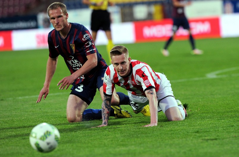 Zawodnik Pogoni Szczecin Jarosław Fojut (L) i Jakub Wójcicki (P) z Cracovii