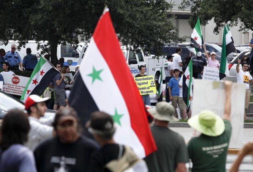 Skup u Hjustonu za (u pozadini) i protiv (u prvom planu) akcije SAD u Siriji
