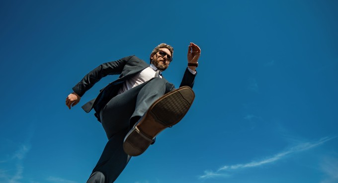 Mindenki sétálni jár, pedig 60 év felett van egy jobb módja is a lábak erősítésének