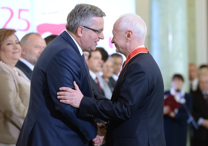 Prezydent Bronisław Komorowski wręczył Michałowi Boniemu Krzyż Komandorski Orderu Odrodzenia Polski podczas uroczystości wręczenia w odznaczenia państwowych z okazji Święta Wolności w 25. rocznicę wyborów czerwcowych