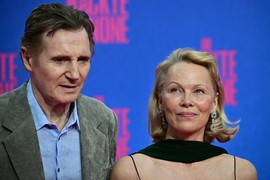 Pamela Anderson (58) i Lijam Nison (72) snimali SCENE SE*SA, saradnici bežali sa seta: "Ovo je PREVRUĆE za mene", čuveni glumci ponovo UHVAĆENI ZAJEDNO dok se fanovi mole da potvrde romansu