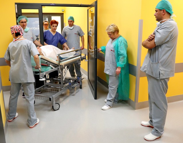 PROFESOR DARIUSZ DUDEK WSZCZEPIŁ NAJMNIEJSZY STYMULATOR SERCA