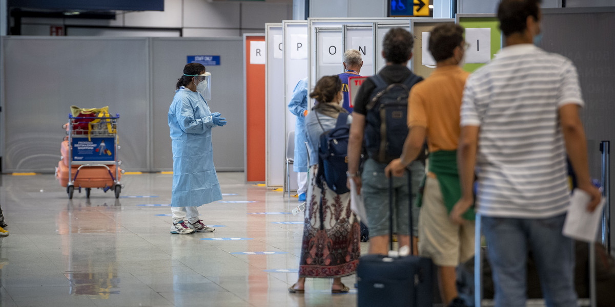 Na zdjęciu pasażerowie lotniska Fiumicino podczas wybuchu pandemii koronawirusa w 2020 r.