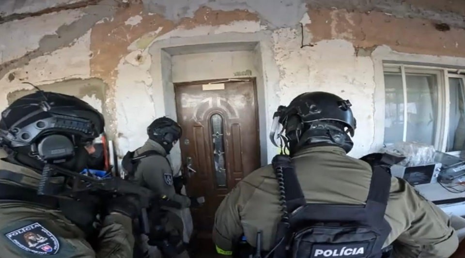 Polícia obvinila všetkých päť osôb zadržaných počas víkendového zásahu v Trnave.