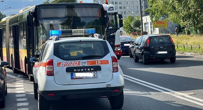 Horror w Warszawie! Autobus ciągnął za sobą starszą kobietę