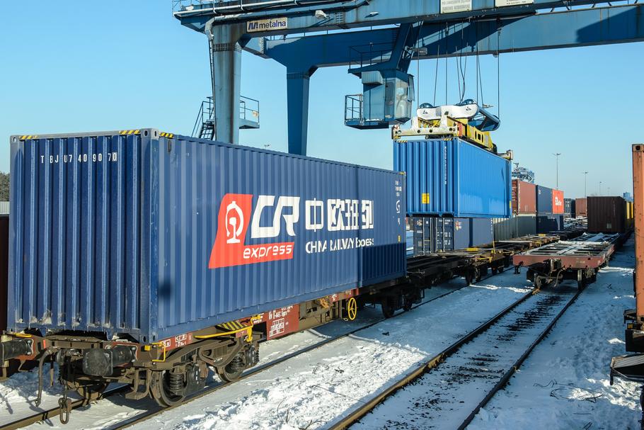Przeładunek pociągu kontenerowego z Chin w Małaszewiczach