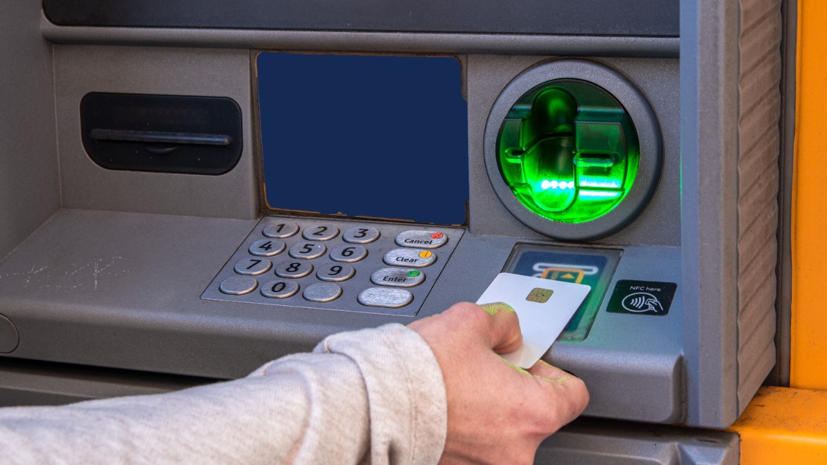 Un bărbat din Alba a găsit un card pierdut pe stradă și trei ani mai târziu a fost trimis în judecată