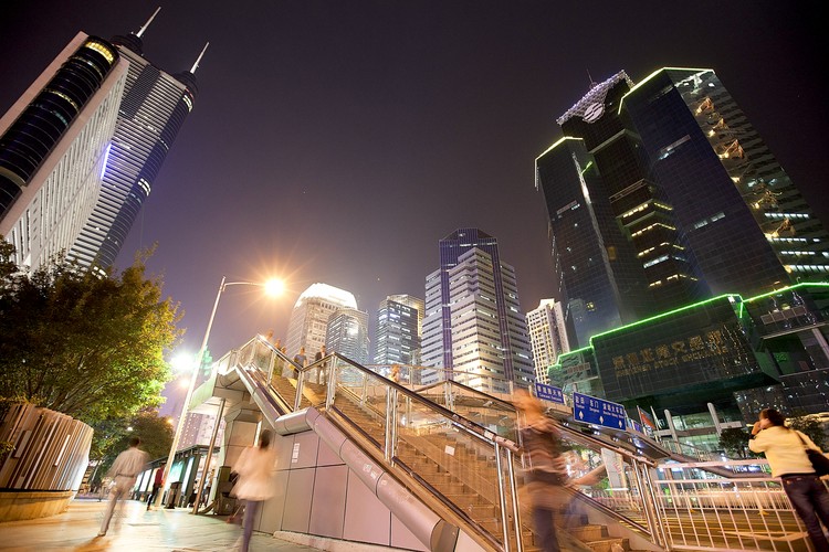 Po lewej stronie plac Shun Hing, po prawej siedziba giełdy w Shenzhen, działająca od lipca 1991 roku. Aspirując do miana chińskiego centrum nowych technologii Shenzhen uruchomiło w 2009 roku rynek ChiNext wzorowany na amerykańskim NASDAQ-u, skierowany do start-upów i spółek z sektora technologicznego.