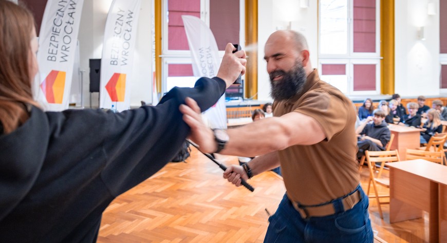 Jednym z kluczowych filarów programu są szkolenia w szkołach ponadpodstawowych. To tam uczniowie i nauczyciele uczą się zachowania w sytuacjach zagrożenia.