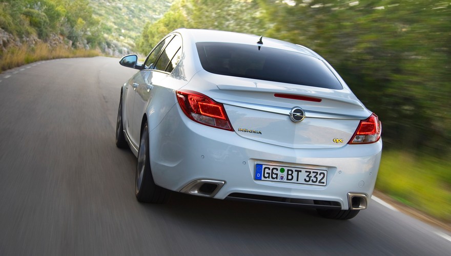 Insignia OPC trafi do sprzedaży jesienią. Opel otwarcie mówi, że chce stanąć w szranki z Audi S4 i BMW 335i. Pocisk ze zbrojowni w Rüsselsheim ma kosztować od ok. 43 tys. euro (ok. 187 tys. zł). Cóż, konkurencja jest znacznie droższa, a Opel kusi techniką właśnie z półki Audi i BMW.