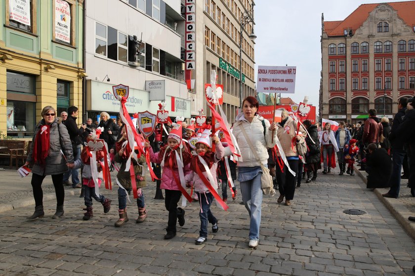 Radosna Parada Niepodległości we Wrocławiu (na zdj. pl. Solny)