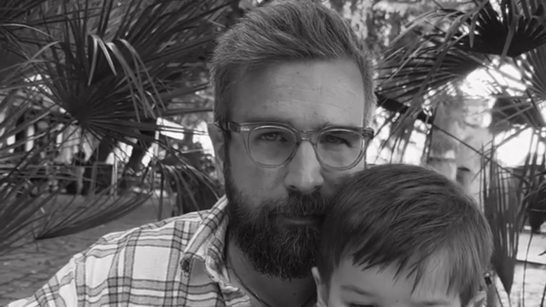 Michal Navara na zábere so synom Jakubkom, 
