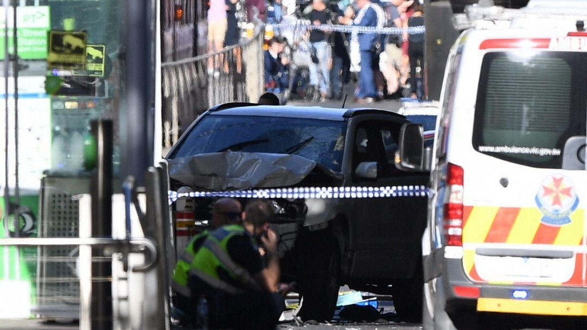 epa06401001 - AUSTRALIA VEHICLE INCIDENT MELBOURNE (A car crashes into pedestrians in Melbourne)