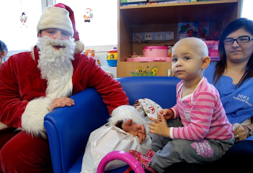 DEDA MRAZ DONEO POKLONE I OSMEHE