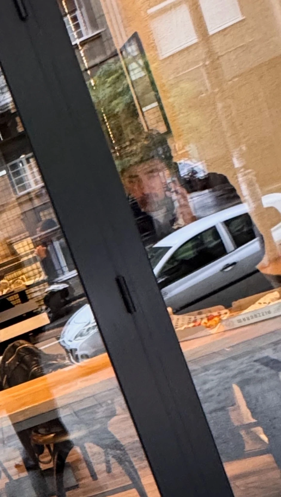 Sklonio se od kiše, pa nastavio šetnju