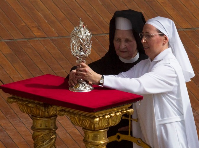 Zakonnica, którą uzdrowił papież, wnosi relikwiarz z krwią Jana Pawła II