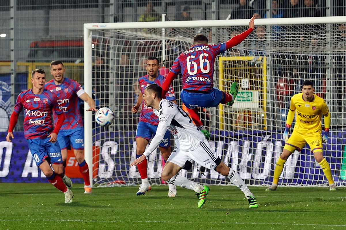 Zawodnicy Rakowa Częstochowa: Władysław Koczerhin (L), Tomas Petrasek (2L), Stratos Svarnas (C-tył), Giannis Papanikolaou (2P) i Vladan Kovacevic (P) oraz Damian Warchoł (C-przód) z Wisły Płock podczas meczu 16. kolejki piłkarskiej Ekstraklasy