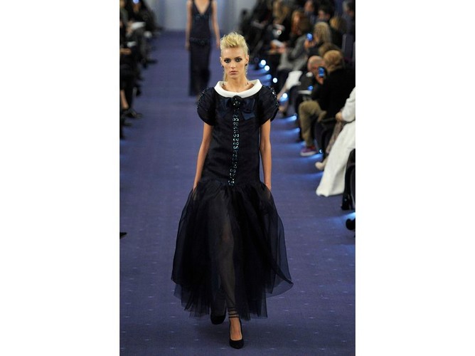 Anja Rubik na pokazie kolekcji haute couture od Chanel w Paryżu