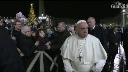 Bocsánatot kért Ferenc pápa amiatt, hogy ráütött egy őt rángató hívő kezére