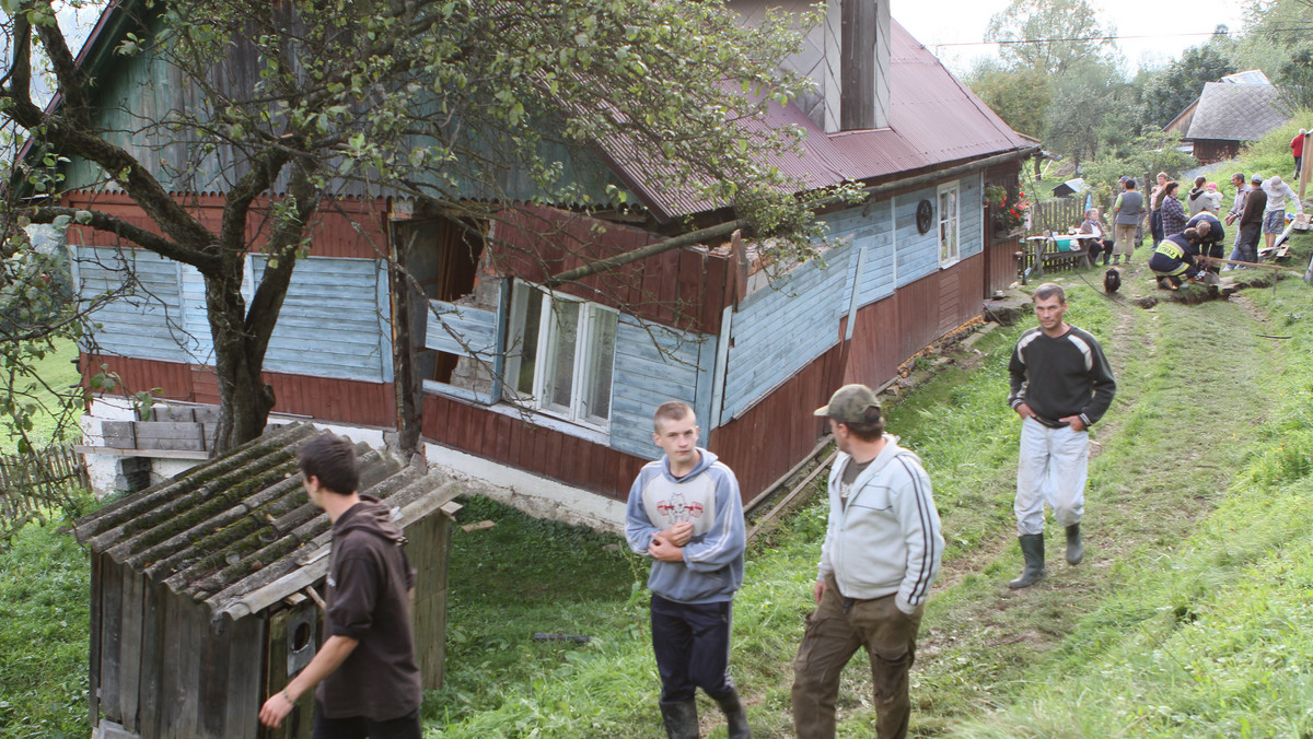 W Milówce w Beskidzie Żywieckim kolejne rodziny przygotowują się do ewakuacji z powodu osuwającej się ziemi. Wczoraj z zagrożonego terenu ewakuowano 9 osób - poinformował serwis rmf24.pl.