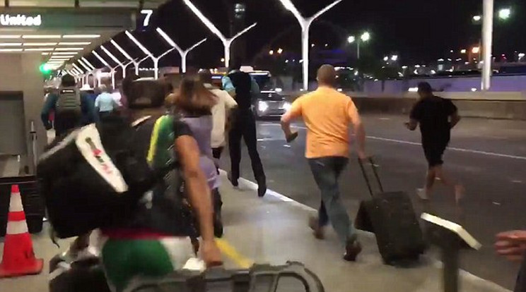 Fejvesztve menekültek az emberek a Los Angeles-i repülőtérről egy lövöldöző férfiról terjengő hír miatt
