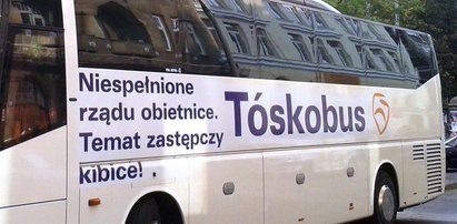 Kibice w "tóskobusie". Śmieją się z Tuska