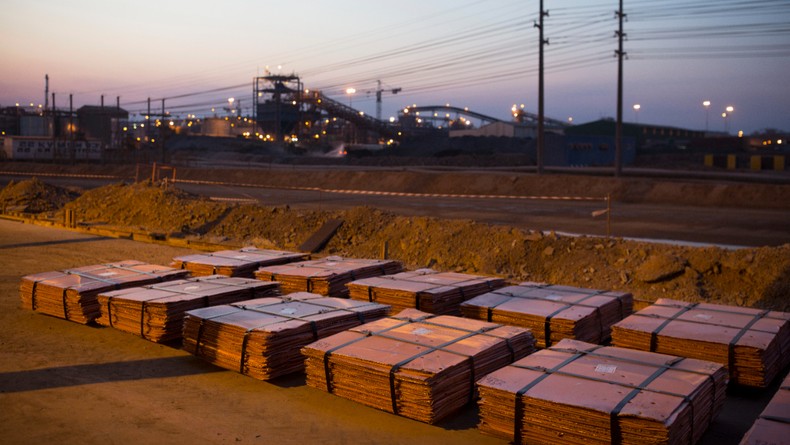 Des lots de cuivre traité attendent d'être chargés sur des camions à Mutanda Mining Sarl, détenu (69%) par Glencore, une société multinationale anglo-suisse de commerce et d'exploitation minière, le 7 juillet 2016, à Kolwezi, RDC. [Photo de Per-Anders Pettersson/Getty Images]