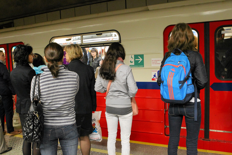 13.05.2013 Warszawa. Pasażerowie na stacji Politechnika próbują dostać się do pociągu metra.