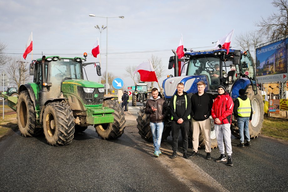 Protest rolników na skrzyżowaniu drogi krajowej 62 z drogą wojewódzką 632 w miejscowości Dębe. 27 lutego 2024 r.