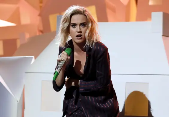 Tancerz Katy Perry przebrany za domek spada ze sceny. Brit Awards 2017 pod znakiem wpadek?