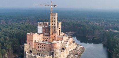 Bogacze mogą budować zamki, a zwykli ludzie mają płacić kary!