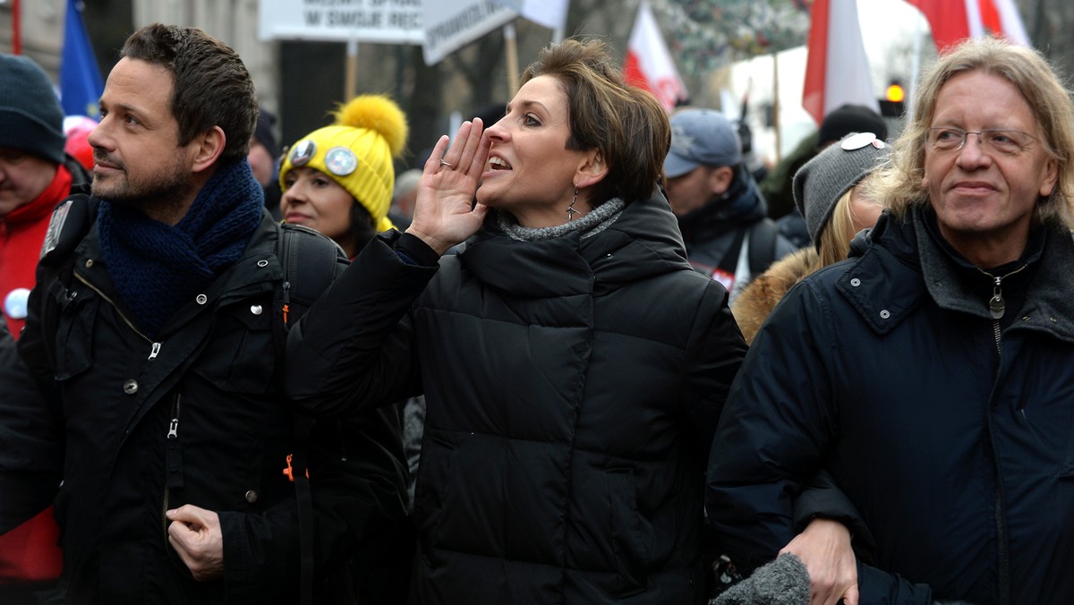 - My, zjednoczona opozycja, jesteśmy tutaj, by pokazać, że to my bronimy instytucji państwa polskiego, a oni bronią tylko swoich limuzyn - mówiła Joanna Mucha (PO) na wiecu KOD przed TK. Poinformowała także, że w trakcie piątkowych zajść została pobita przez Straż Marszałkowską.