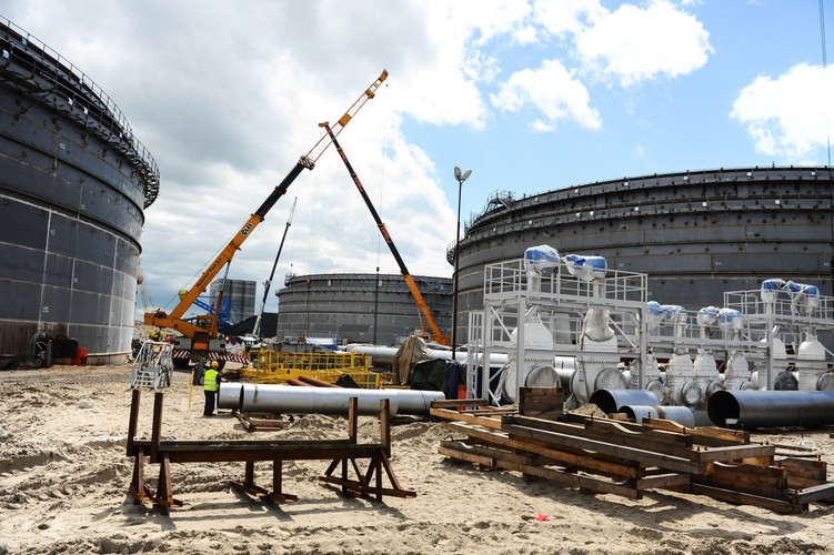 W pierwszym etapie budowy powstaje 6 zbiorników na ropę naftową z dachami pływającymi o pojemności 62,5 tys. metrów sześciennych każdy.  <br><br>fot. (mgo) PAP/Piotr Pędziszewski