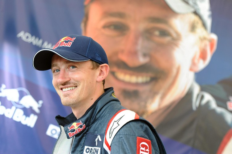 <b>Adam Małysz</b>
<br>
<br>
Z kolei skoczek narciarski, a dziś kierowca rajdowy ma wy­kształ­ce­nie śred­nie - z zawodu jest de­karzem.