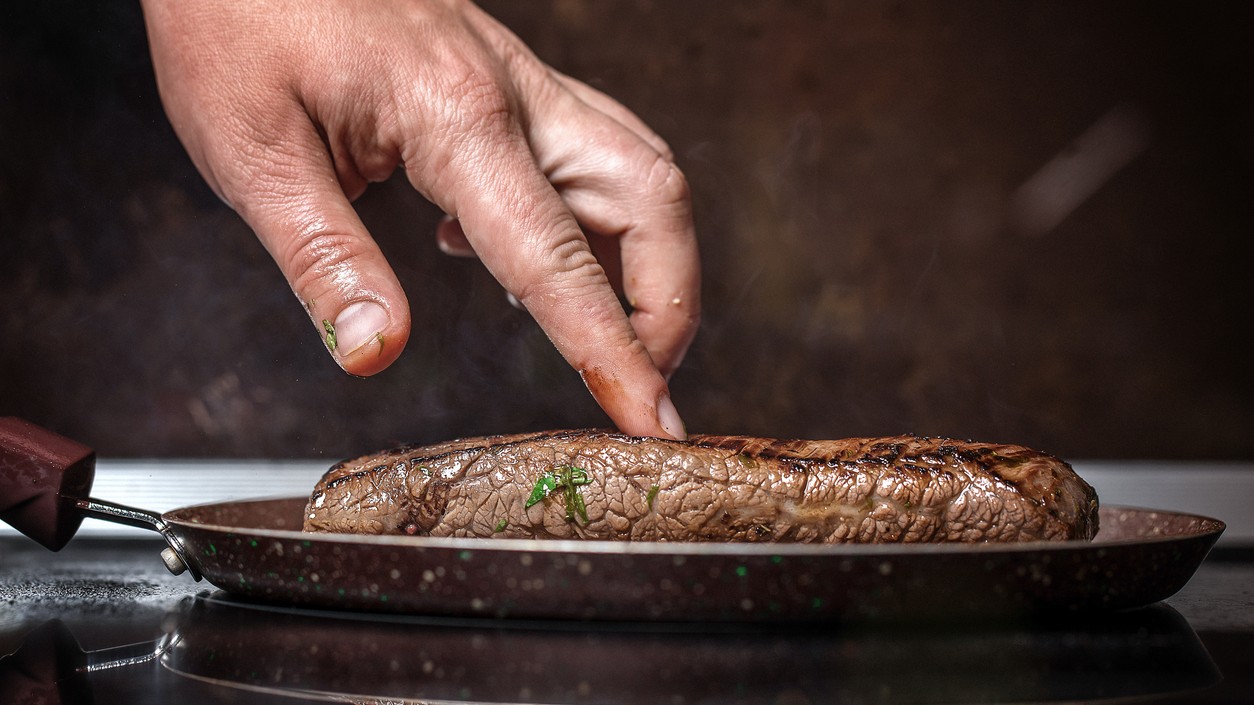 Stlačte a porovnajte. Jemný dotyk vám prezradí, či je steak krvavý, medium alebo dobre prepečený.